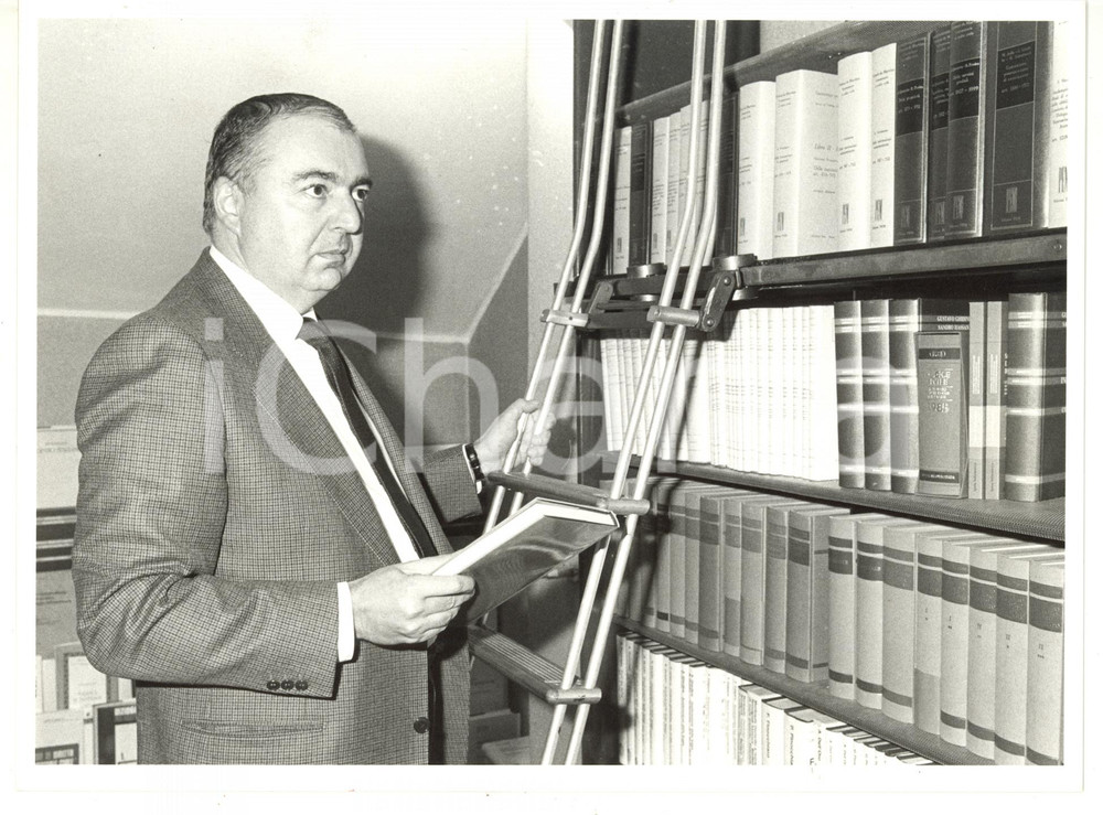 1985 MILANO Casa editrice IPSOA - Ritratto del direttore Pietro ANGELI (3) *Foto Fotografia di agenzia. CONDIZIONI: GFORMATO: 24x18 cm  originale e autentica 1