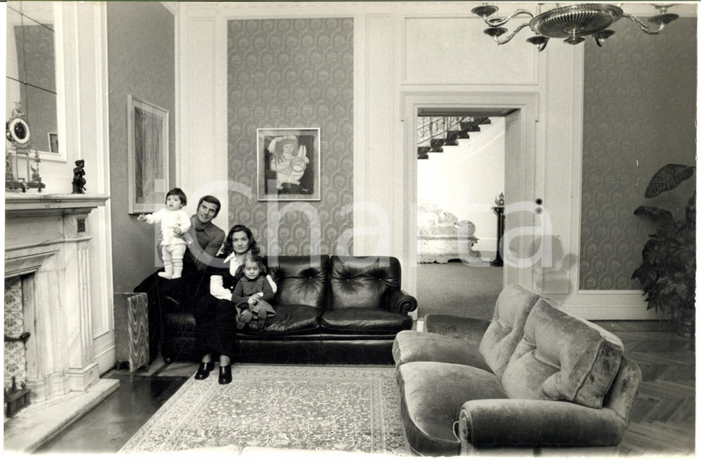 1975 ca MILANO Giacinto FACCHETTI a casa con la moglie e i figli (1) Foto Fotografia d'epoca. CONDIZIONI: GFORMATO: 30x20 cm  originale e autentica 1