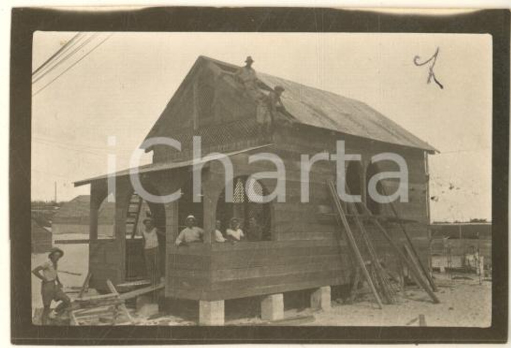 1917 ? WW1 ZONA DI GUERRA Ospedale da campo 311 - Costruzione cappella *Foto 7x5 Fotografia originale d'epoca, con didascalia manoscritta al verso.E' citato il cappellano padre Marchesani. CONDIZIONI:GOOD/buonoFORMATO: 7x5 cm originale e autentica 1