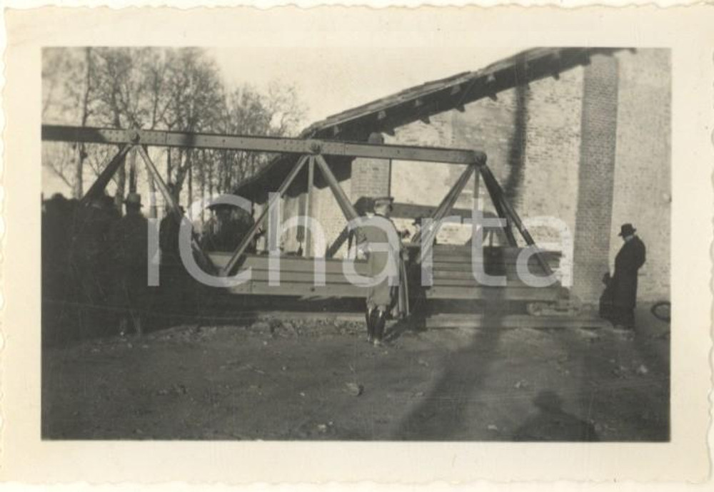 1935 PAVIA Regio Esercito - Folla presso una trave reticolare - Foto 9x6 cm Fotografia originale d'epoca, con didascalia manoscritta al verso e indicazione "Ten. S. Budellazzi". CONDIZIONI:GOOD/buonoFORMATO: 9x6 cm originale e autentica 1