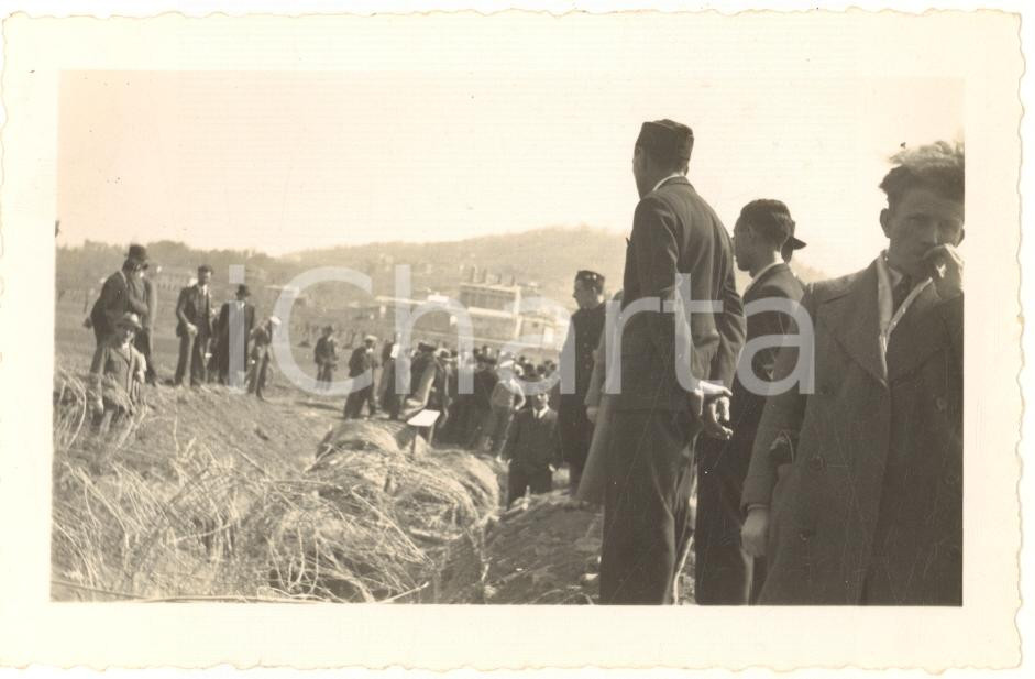 Fotografia d epoca originale 1935 ca Area di PAVIA Folla a un evento militare  Foto 12x8 cm 2 1