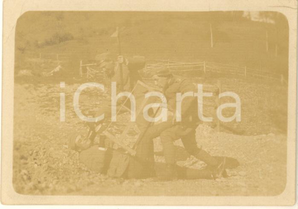 1916 WW1 ZONA DI GUERRA "Difficile operazione al fronte" - Foto CURIOSA 9x6 cm Fotografia originale d'epoca, con didascalia manoscritta al verso. CONDIZIONI:GOOD/buono piccola piegatura angolareFORMATO: 9x6 cm originale e autentica 1