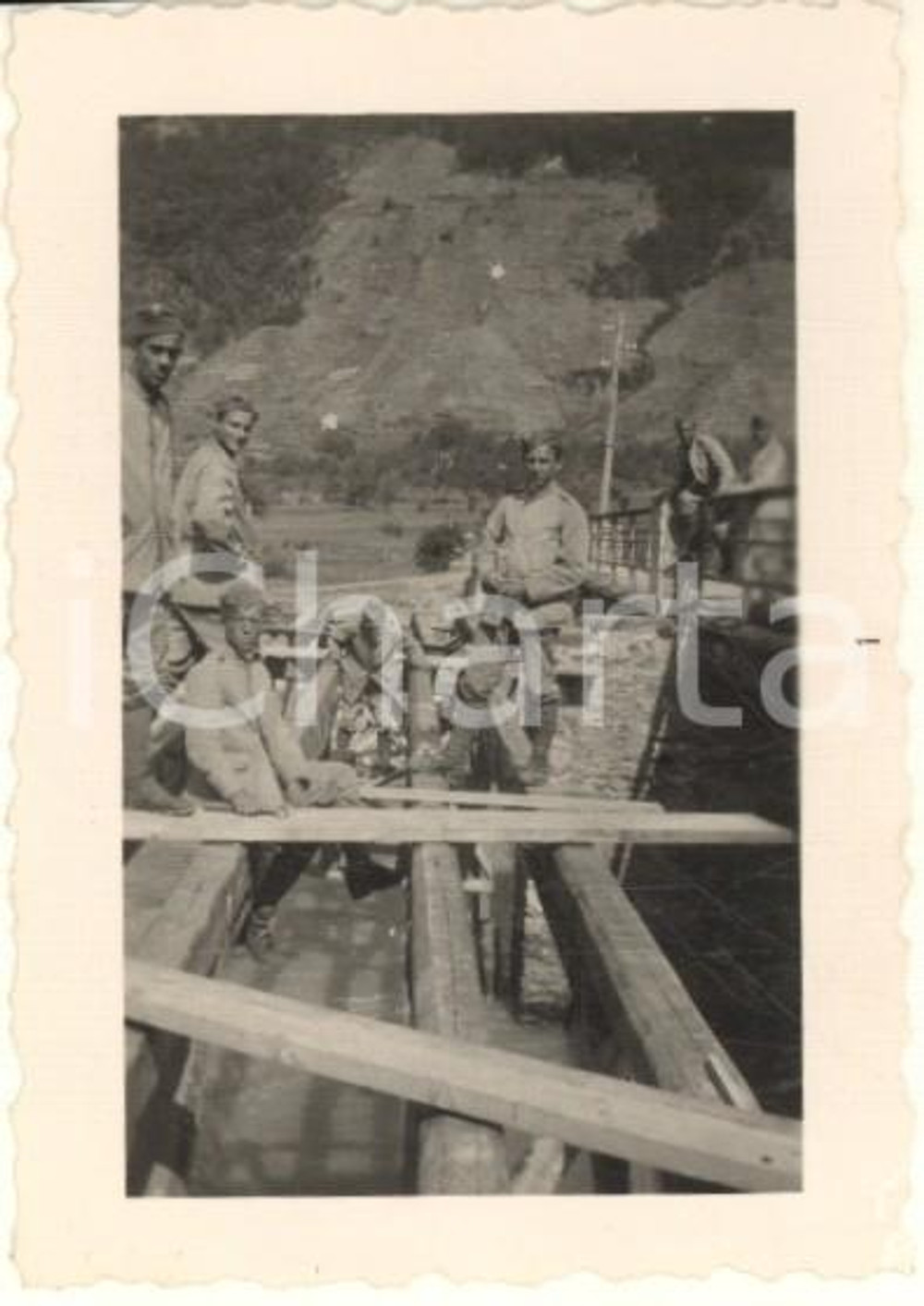 1920 ca Area di TIRANO (SO) Regio Esercito - Costruzione ponte *Foto 4,5x6 (3) Fotografia originale d'epoca. CONDIZIONI:GOOD/buono ma minima macchia al lato destroFORMATO: 4,5x6 cm originale e autentica 1