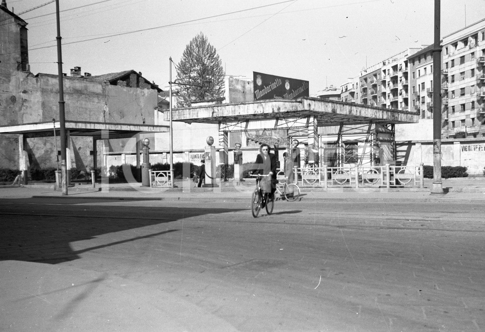 1947 MILANO piazzale Loreto NEGATIVO ORIGINALE 1 Negativo originale d'epoca in bianco e nero su pellicola.Per i diritti rivolgersi a ICharta.ICharta mette in vendita, sul negozio eBay e in esclusiva sul sito "icharta" il proprio archivio composto da numerose diapositive e negativi fotografici d'epoca, tutti originali e autentici.Si tratta di uno sguardo inedito sull'attualità, la politica, la vita quotidiana, il gossip e la cultura, che fotografa il cambiamento della nazione (e non solo) tra il 1890 ed il 1990 circa. Un'occasione unica per il mercato del collezionismo, che vede finalmente disponibile un archivio eccezionale per vastità, tematiche e condizioni, in un settore (il negativo fotografico e la diapositiva) di assoluta novità e dalle interessanti prospettive di investimento. CONDIZIONI:FAIR/discretoFORMATO: cm 6 x 9 originale e autentica 1