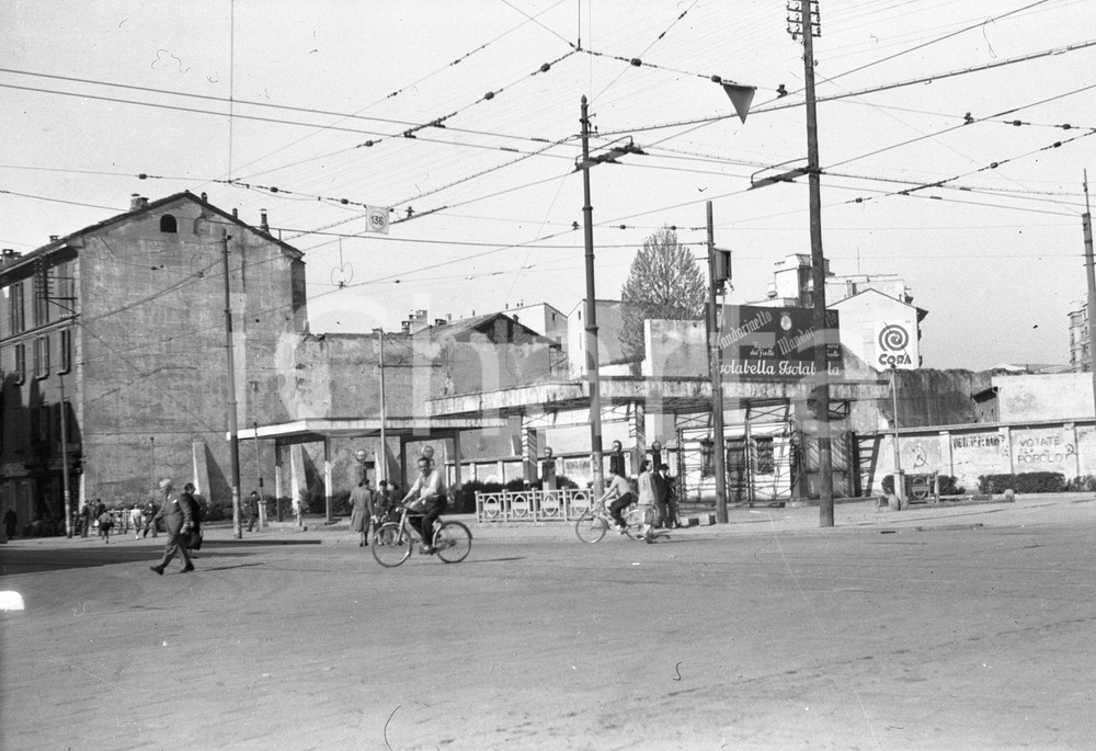 1947 MILANO piazzale Loreto NEGATIVO ORIGINALE 2 Negativo originale d'epoca in bianco e nero su pellicola.Per i diritti rivolgersi a ICharta.ICharta mette in vendita, sul negozio eBay e in esclusiva sul sito "icharta" il proprio archivio composto da numerose diapositive e negativi fotografici d'epoca, tutti originali e autentici.Si tratta di uno sguardo inedito sull'attualità, la politica, la vita quotidiana, il gossip e la cultura, che fotografa il cambiamento della nazione (e non solo) tra il 1890 ed il 1990 circa. Un'occasione unica per il mercato del collezionismo, che vede finalmente disponibile un archivio eccezionale per vastità, tematiche e condizioni, in un settore (il negativo fotografico e la diapositiva) di assoluta novità e dalle interessanti prospettive di investimento. CONDIZIONI:FAIR/discretoFORMATO: cm 6 x 9 originale e autentica 1