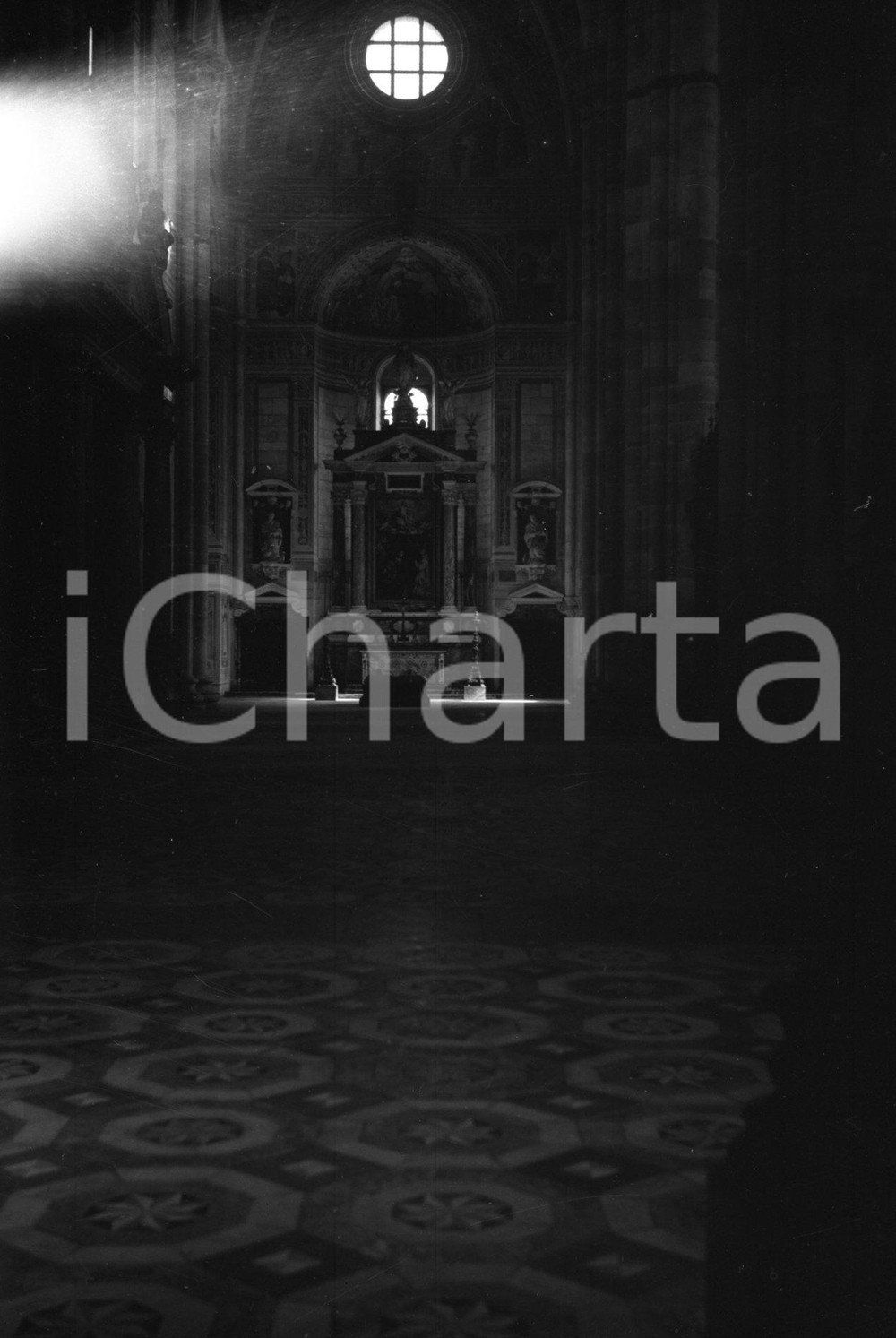 1947 CERTOSA DI PAVIA interno della Chiesa scatto artistico NEGATIVO ORIGINALE 1 Negativo originale d'epoca in bianco e nero su pellicola.Per i diritti rivolgersi a ICharta.ICharta mette in vendita, sul negozio eBay e in esclusiva sul sito "icharta" il proprio archivio composto da numerose diapositive e negativi fotografici d'epoca, tutti originali e autentici.Si tratta di uno sguardo inedito sull'attualità, la politica, la vita quotidiana, il gossip e la cultura, che fotografa il cambiamento della nazione (e non solo) tra il 1890 ed il 1990 circa. Un'occasione unica per il mercato del collezionismo, che vede finalmente disponibile un archivio eccezionale per vastità, tematiche e condizioni, in un settore (il negativo fotografico e la diapositiva) di assoluta novità e dalle interessanti prospettive di investimento. CONDIZIONI:FAIR/discretoFORMATO: cm 6 x 9 originale e autentica 1