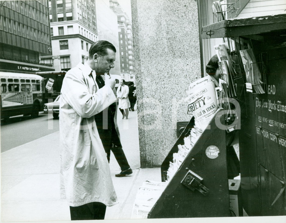 Fotografia d epoca originale 1968 NEW YORK Scrittore Morris WEST in edicola rivista VARIETY Fotografia 1