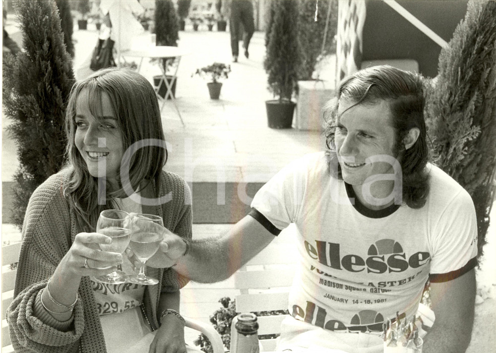 Fotografia d epoca originale 1980 ca TENNIS Guillermo VILAS fidanzata Gabriela BLONDEAU brindisi Foto 24x30 1