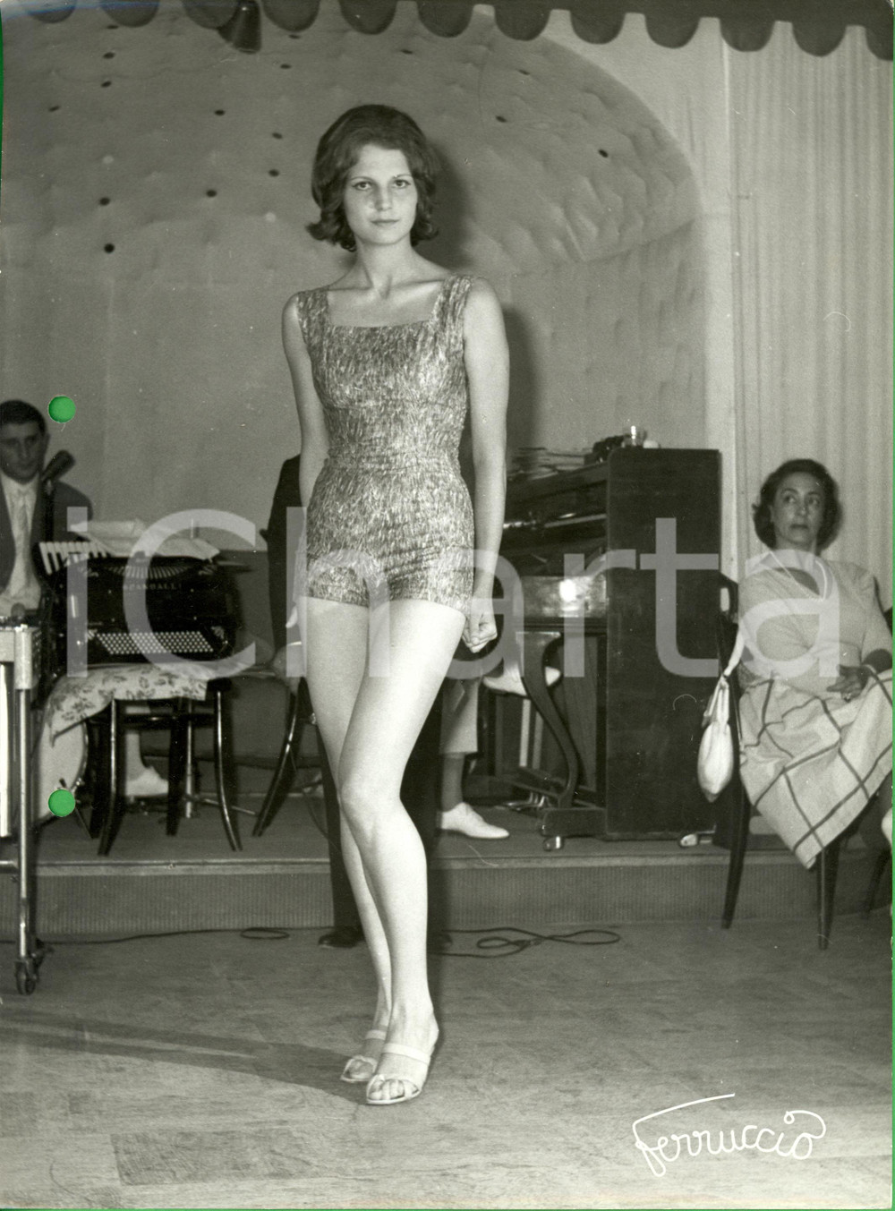 Fotografia d epoca originale 1960 ca MILANO STORIA DELLA MODA Modella sfila con costume intero Foto FERRUCCIO 1