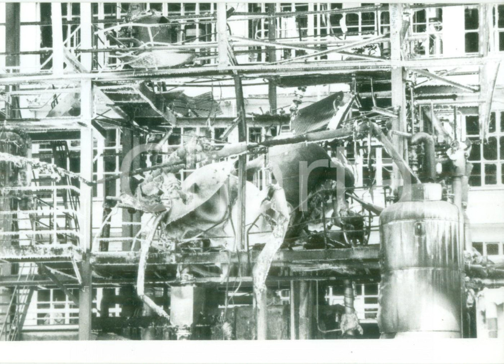 Fotografia d epoca originale 1987 SCHWEIZERHALLE Reattore contorto dopo esplosione fabbrica SANDOZ Fotografia 1