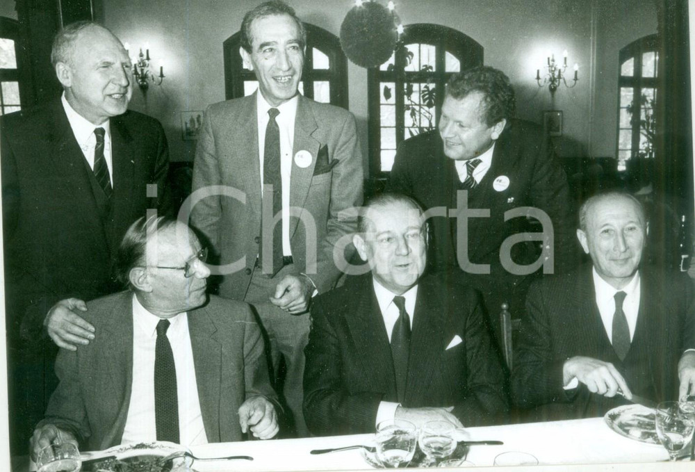 Fotografia d epoca originale 1986 ALSACE FRANCE Politico Raymond BARRE con dirigenti Fotografia 1