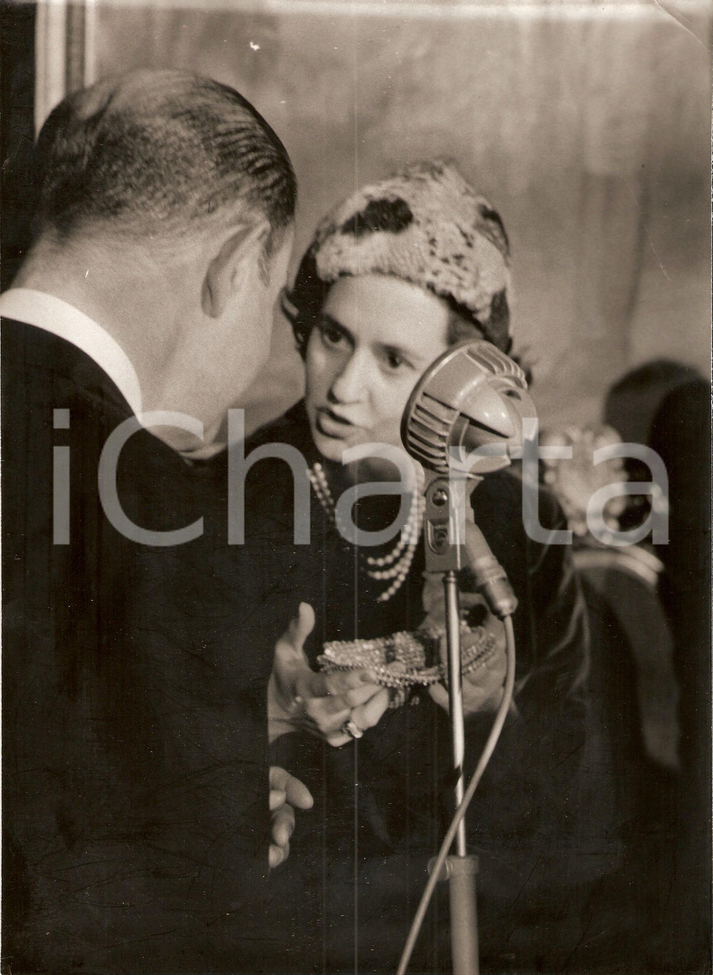Fotografia d epoca originale 1960 MADRID Fabiola MORA Y ARAGON riceve borsetta di diamanti dal sindaco 2 1