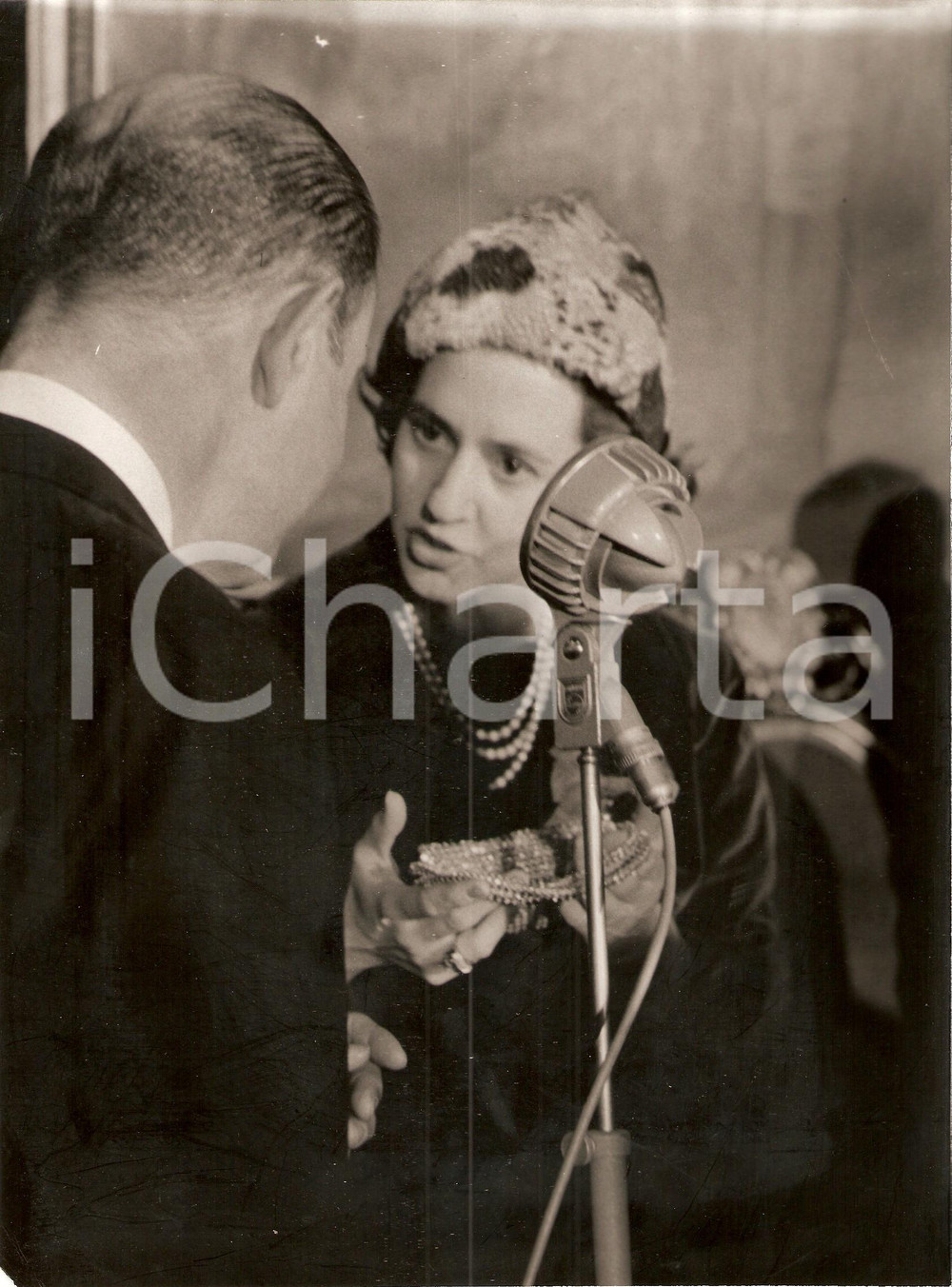 Fotografia d epoca originale 1960 MADRID Fabiola MORA Y ARAGON riceve borsetta di diamanti dal sindaco 3 1