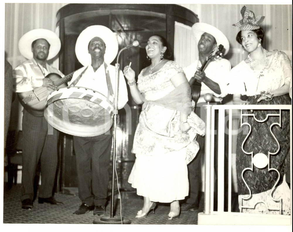 Fotografia d epoca originale 1960 ca PARIS Cantante caraibica MOUNE DE RIVEL con orchestrina da sala 2 1