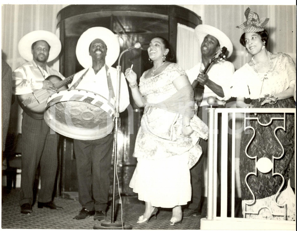 Fotografia d epoca originale 1960 ca PARIS Cantante caraibica MOUNE DE RIVEL con orchestrina da sala 3 1