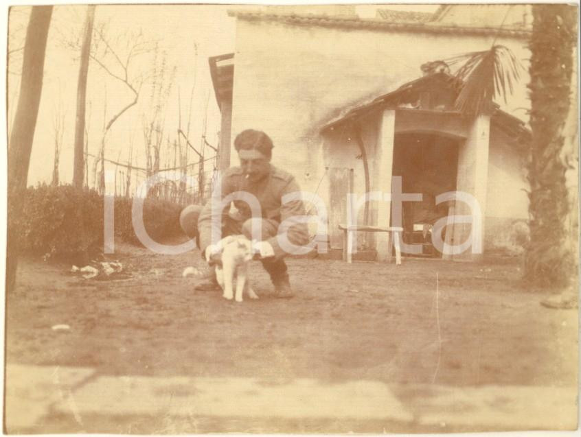 Fotografia d epoca originale 1918 WW1 SANTA MARIA DI VEGGIANO PD Ufficiale con cagnolino Foto 10x8 cm 1
