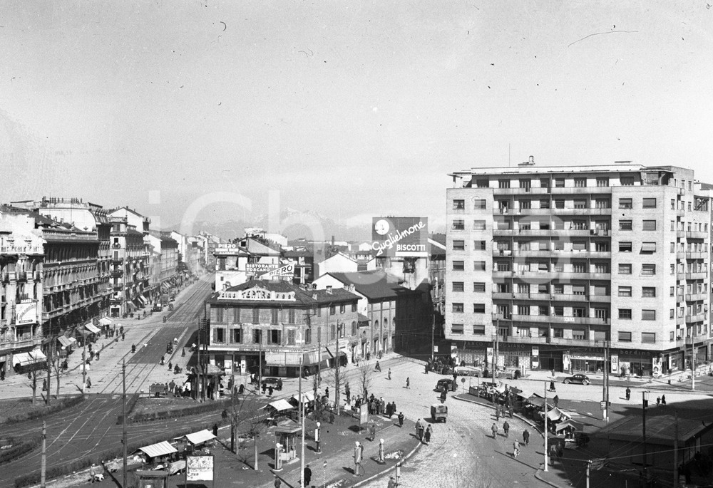 1947 MILANO piazzale Loreto e viale Monza  NEGATIVO ORIGINALE Negativo originale d'epoca in bianco e nero su pellicola.Per i diritti rivolgersi a ICharta.ICharta mette in vendita, sul negozio eBay e in esclusiva sul sito "icharta" il proprio archivio composto da numerose diapositive e negativi fotografici d'epoca, tutti originali e autentici.Si tratta di uno sguardo inedito sull'attualità, la politica, la vita quotidiana, il gossip e la cultura, che fotografa il cambiamento della nazione (e non solo) tra il 1890 ed il 1990 circa. Un'occasione unica per il mercato del collezionismo, che vede finalmente disponibile un archivio eccezionale per vastità, tematiche e condizioni, in un settore (il negativo fotografico e la diapositiva) di assoluta novità e dalle interessanti prospettive di investimento. CONDIZIONI:FAIR/discretoFORMATO: cm 6 x 9 originale e autentica 1