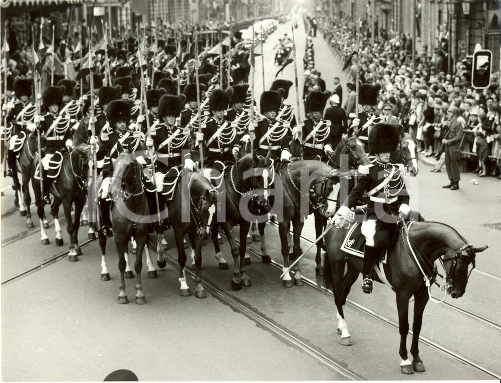 Fotografia d epoca originale 1959 BRUXELLES Scorta reale precede corteo nuziale di ALBERTO e PAOLA di LIEGI 1