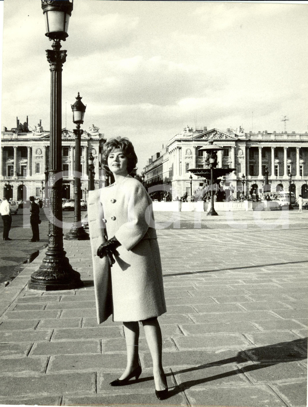 Fotografia d epoca originale 1960 ca PARIS Sylva KOSCINA in Place de la Concorde Fotografia 2 1