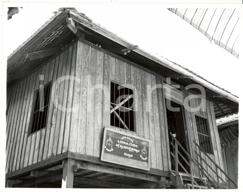 Fotografia d epoca originale 1960 ca CAMBOGIA Edificio scolastico in legno con aiuto missione USA Foto 2 1