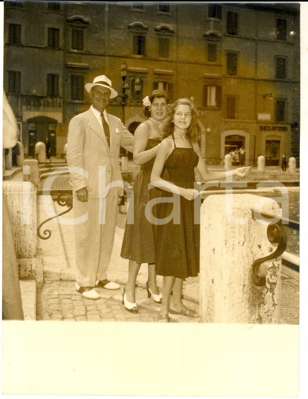 Fotografia d epoca originale 1950 ca ROMA Fontana TREVI Generale americano getta moneta Foto 3 1