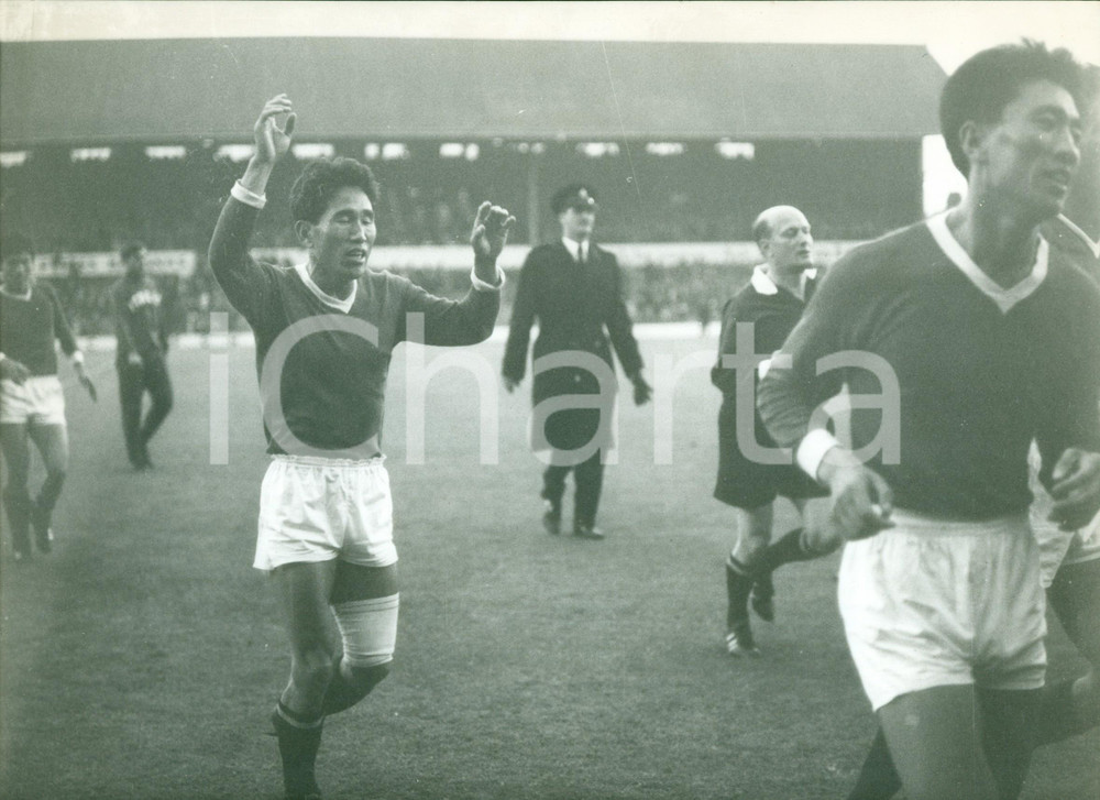 Fotografia d epoca originale 1966 MIDDLESBROUGH CALCIO Mondiali ITALIA  COREA Coreani escono dal campo 1