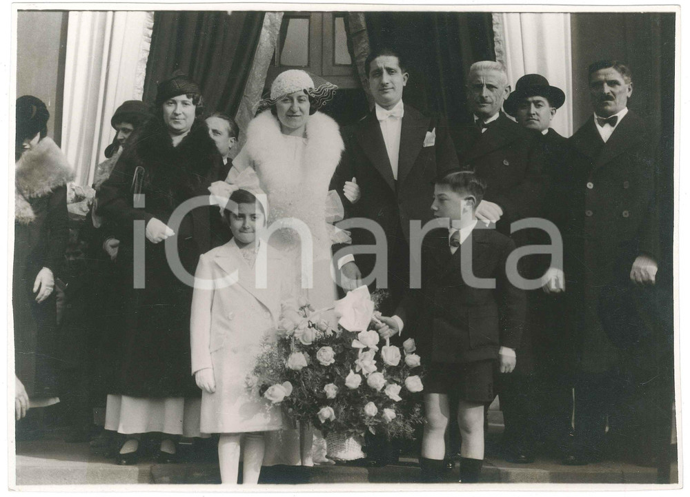 1935 MILANO Coppia di sposi davanti alla chiesa con la famiglia *Foto 24x17 cm Fotografia originale d'epoca, con luogo e data al verso.FOTOGRAFO: La Foto Artistica - Milano, via Volta 6 CONDIZIONI:GOOD/buonoFORMATO: 24x17 cm originale e autentica 1