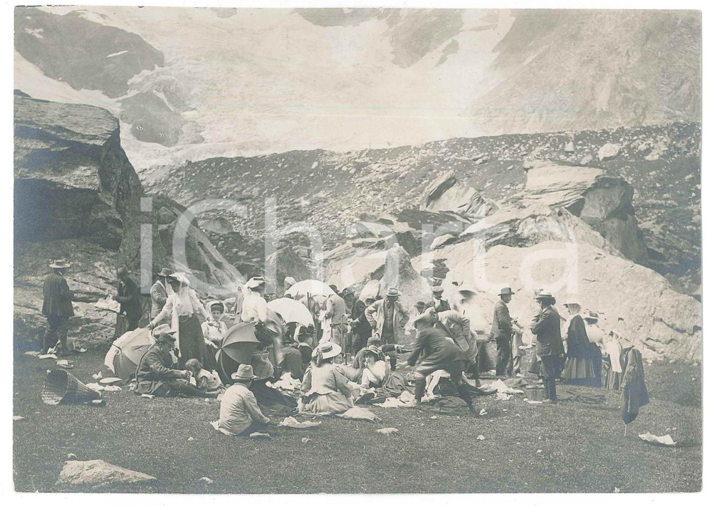 1910 ca ESCURSIONISMO Picnic in montagna - Foto di gruppo 17x12 cm Fotografia originale d'epoca. CONDIZIONI:GOOD/buonoFORMATO: 17x12 cm originale e autentica 1