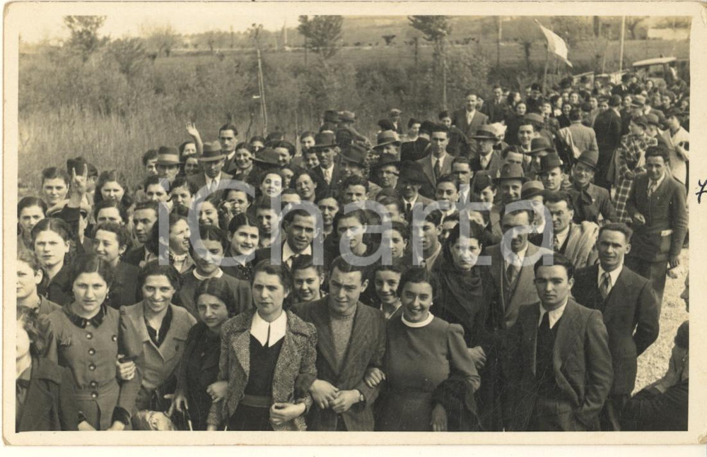 Aprile 1945 Area di PAVIA - LIBERAZIONE - Giovani in festa *Foto cartolina 14x9  Fotografia originale d'epoca, in formato cartolina postale.  CONDIZIONI:GOOD/buono smussature angolariFORMATO: 14x9 cm originale e autentica 1