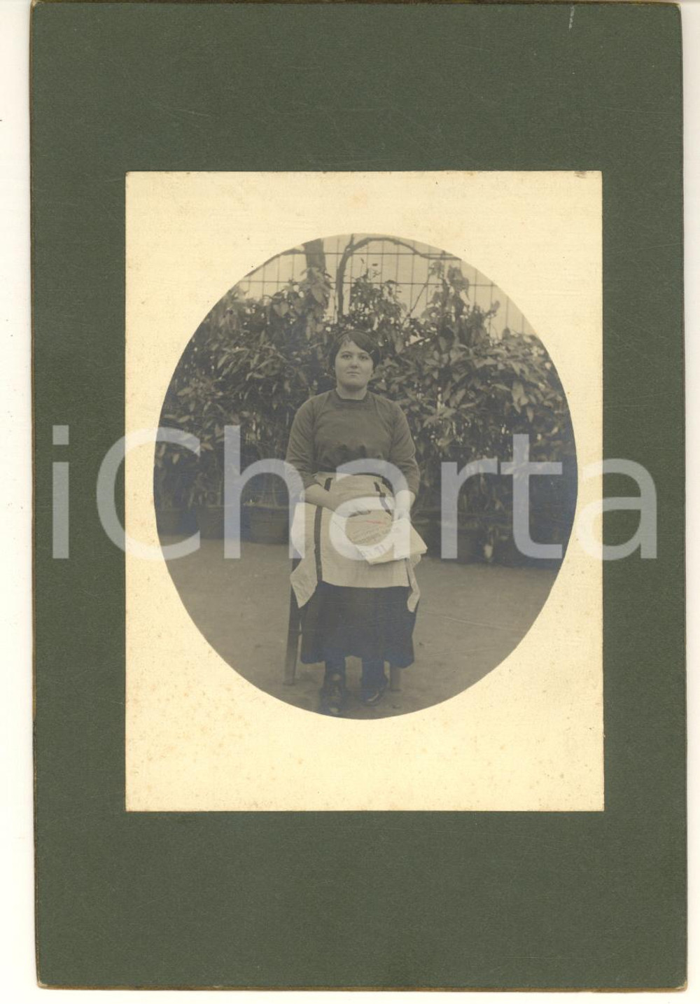 1920 ca ITALIA Donna in giardino con un giornale *Fotografia 11x16 cm  Fotografia originale d'epoca, montata su cartoncino rigido. Didascalia al verso che reca un "Giuseppina" leggibile e un cognome o un luogo vicino purtroppo cancellato. CONDIZIONI:GOOD/buonoFORMATO: 11x16 cm originale e autentica 1