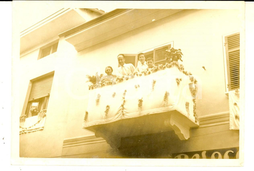 Fotografia d epoca originale 1956 SANTHIA  Congresso Eucaristico Diocesano  Famiglia al balcone Foto 15x11 1