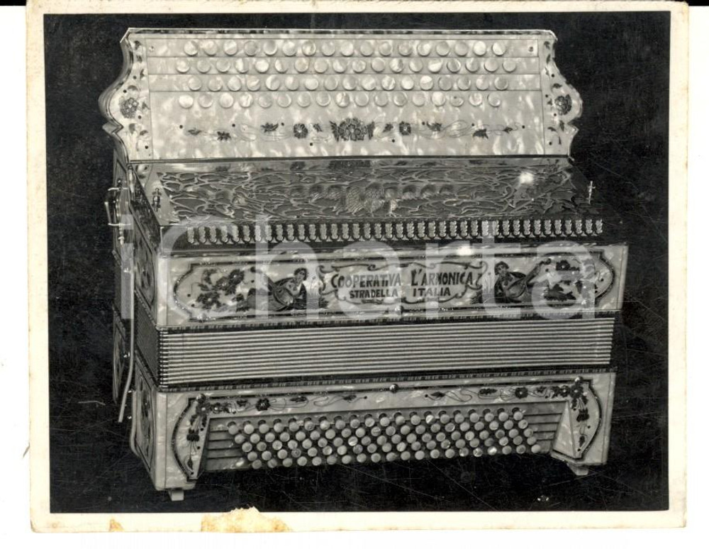 Fotografia d epoca originale 1930 ca STRADELLA Cooperativa L ARMONICA Fisarmonica con madreperla Foto 12x9 1
