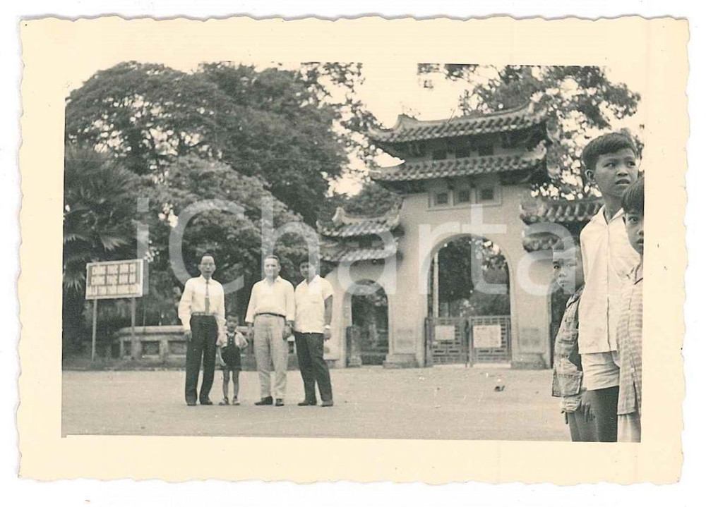 1965 ca SAIGON (VIETNAM) Tomb of the Marshal in Ba Chieu *Foto ANIMATA 10x7 cm Fotografia originale d'epoca, con didascalia al verso. CONDIZIONI:GOOD/buonoFORMATO: 10x7 cm originale e autentica 1