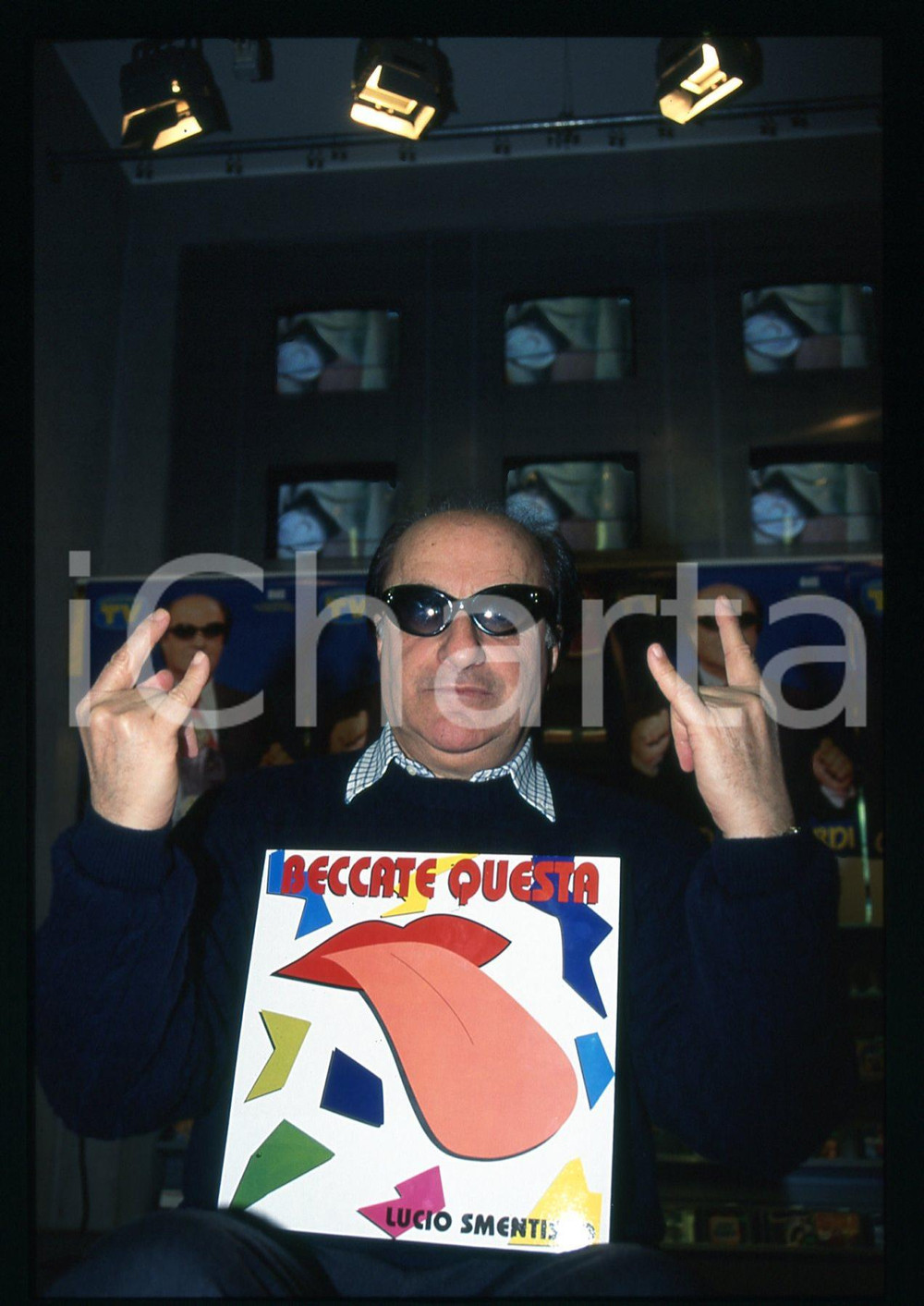 1994 Giorgio BRACARDI - Lucio SMENTISCO in BECCATE QUESTA *35mm VINTAGE SLIDE 5 Diapositiva d'epoca originale.  E' SEVERAMENTE VIETATA LA RIPRODUZIONE.TUTTI I DIRITTI SONO RISERVATI.ICharta mette in vendita, sul negozio eBay e in esclusiva sul sito "icharta" il proprio archivio composto da numerose diapositive e negativi fotografici d'epoca, tutti originali e autentici.Si tratta di uno sguardo inedito sull'attualità, la politica, la vita quotidiana, il gossip e la cultura, che fotografa il cambiamento della nazione (e non solo) tra il 1890 ed il 1990 circa. Un'occasione unica per il mercato del collezionismo, che vede finalmente disponibile un archivio eccezionale per vastità, tematiche e condizioni, in un settore (il negativo fotografico e la diapositiva) di assoluta novità e dalle interessanti prospettive di investimento. CONDIZIONI:GOOD/buonoFORMATO: 35mm originale e autentica 1