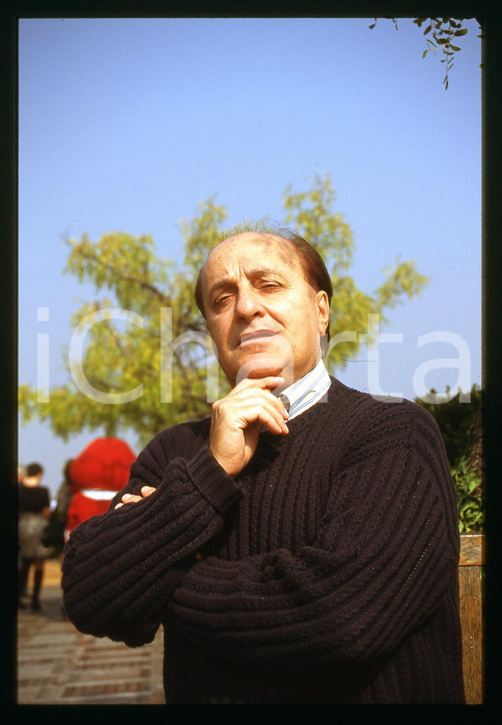 1994 Giorgio BRACARDI a STRISCIA LA NOTIZIA *35mm VINTAGE SLIDE 2 Diapositiva d'epoca originale.  E' SEVERAMENTE VIETATA LA RIPRODUZIONE.TUTTI I DIRITTI SONO RISERVATI.ICharta mette in vendita, sul negozio eBay e in esclusiva sul sito "icharta" il proprio archivio composto da numerose diapositive e negativi fotografici d'epoca, tutti originali e autentici.Si tratta di uno sguardo inedito sull'attualità, la politica, la vita quotidiana, il gossip e la cultura, che fotografa il cambiamento della nazione (e non solo) tra il 1890 ed il 1990 circa. Un'occasione unica per il mercato del collezionismo, che vede finalmente disponibile un archivio eccezionale per vastità, tematiche e condizioni, in un settore (il negativo fotografico e la diapositiva) di assoluta novità e dalle interessanti prospettive di investimento. CONDIZIONI:GOOD/buonoFORMATO: 35mm originale e autentica 1
