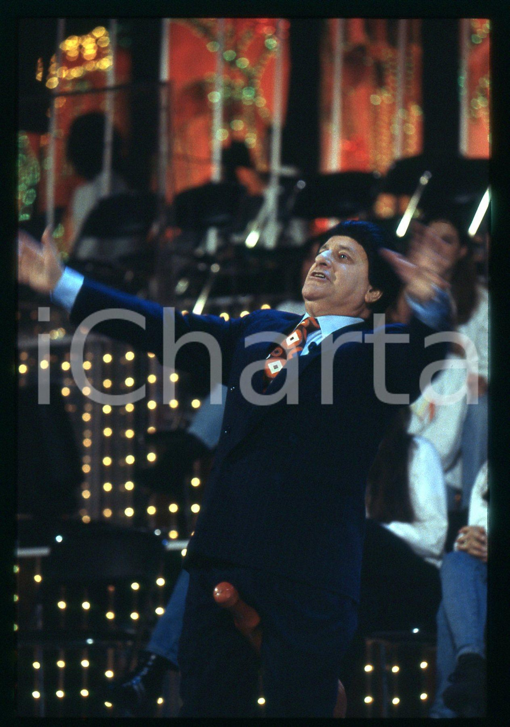 1996 Giorgio BRACARDI al Festival di SANREMO *35mm VINTAGE SLIDE Diapositiva d'epoca originale.  E' SEVERAMENTE VIETATA LA RIPRODUZIONE.TUTTI I DIRITTI SONO RISERVATI.ICharta mette in vendita, sul negozio eBay e in esclusiva sul sito "icharta" il proprio archivio composto da numerose diapositive e negativi fotografici d'epoca, tutti originali e autentici.Si tratta di uno sguardo inedito sull'attualità, la politica, la vita quotidiana, il gossip e la cultura, che fotografa il cambiamento della nazione (e non solo) tra il 1890 ed il 1990 circa. Un'occasione unica per il mercato del collezionismo, che vede finalmente disponibile un archivio eccezionale per vastità, tematiche e condizioni, in un settore (il negativo fotografico e la diapositiva) di assoluta novità e dalle interessanti prospettive di investimento. CONDIZIONI:GOOD/buonoFORMATO: 5x5 cm originale e autentica 1