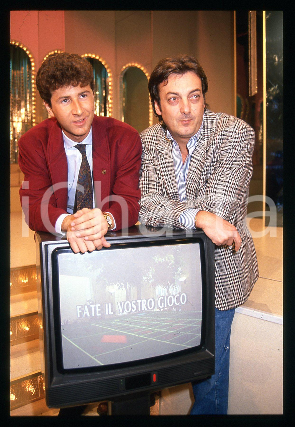 1988 RAI 2 FATE IL VOSTRO GIOCO Fabio FAZIO e Gianni CIARDO *35mm VINTAGE SLIDE Diapositiva d'epoca originale.  E' SEVERAMENTE VIETATA LA RIPRODUZIONE.TUTTI I DIRITTI SONO RISERVATI.ICharta mette in vendita, sul negozio eBay e in esclusiva sul sito "icharta" il proprio archivio composto da numerose diapositive e negativi fotografici d'epoca, tutti originali e autentici.Si tratta di uno sguardo inedito sull'attualità, la politica, la vita quotidiana, il gossip e la cultura, che fotografa il cambiamento della nazione (e non solo) tra il 1890 ed il 1990 circa. Un'occasione unica per il mercato del collezionismo, che vede finalmente disponibile un archivio eccezionale per vastità, tematiche e condizioni, in un settore (il negativo fotografico e la diapositiva) di assoluta novità e dalle interessanti prospettive di investimento. CONDIZIONI:GOOD/buonoFORMATO: 5x5 cm originale e autentica 1
