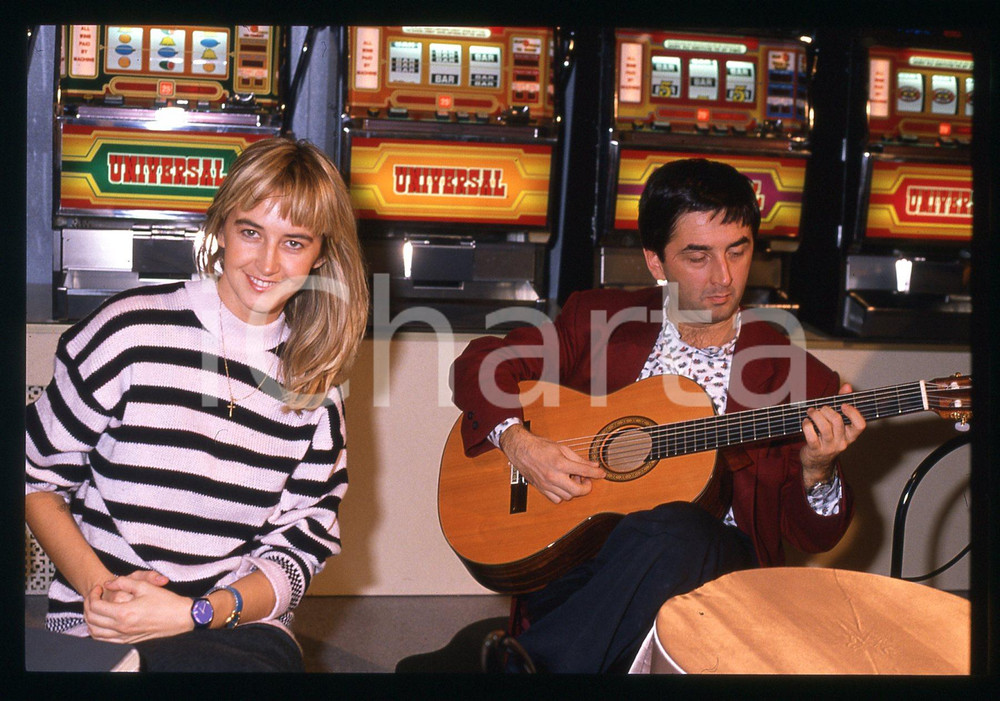 1988 RAI 2 FATE IL VOSTRO GIOCO Barbara VILLANI *35mm VINTAGE SLIDE 2 Diapositiva d'epoca originale. E' SEVERAMENTE VIETATA LA RIPRODUZIONE.TUTTI I DIRITTI SONO RISERVATI.ICharta mette in vendita, sul negozio eBay e in esclusiva sul sito "icharta" il proprio archivio composto da numerose diapositive e negativi fotografici d'epoca, tutti originali e autentici.Si tratta di uno sguardo inedito sull'attualità, la politica, la vita quotidiana, il gossip e la cultura, che fotografa il cambiamento della nazione (e non solo) tra il 1890 ed il 1990 circa. Un'occasione unica per il mercato del collezionismo, che vede finalmente disponibile un archivio eccezionale per vastità, tematiche e condizioni, in un settore (il negativo fotografico e la diapositiva) di assoluta novità e dalle interessanti prospettive di investimento. CONDIZIONI:GOOD/buonoFORMATO: 35mm originale e autentica 1