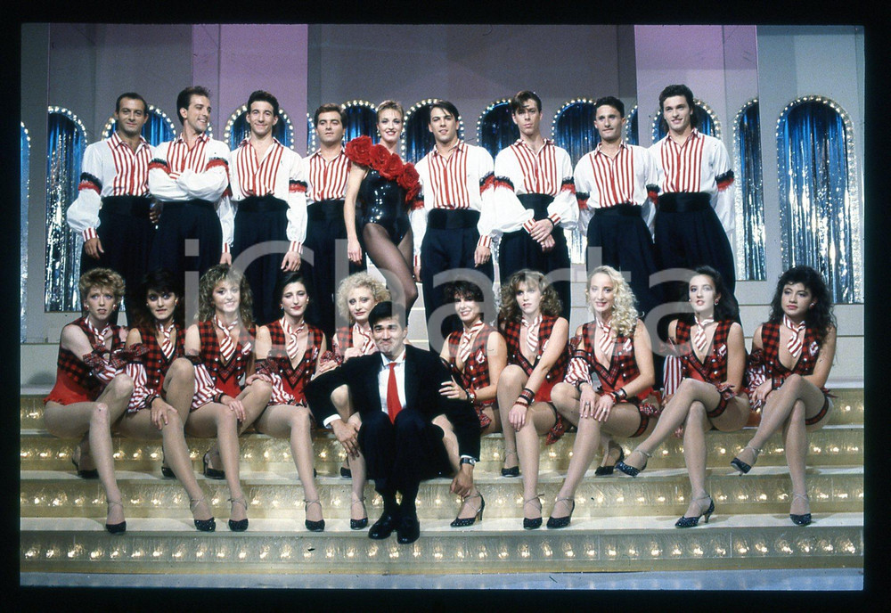 1988 RAI 2 FATE IL VOSTRO GIOCO - Il corpo di ballo *35mm VINTAGE SLIDE Diapositiva d'epoca originale.  E' SEVERAMENTE VIETATA LA RIPRODUZIONE.TUTTI I DIRITTI SONO RISERVATI.ICharta mette in vendita, sul negozio eBay e in esclusiva sul sito "icharta" il proprio archivio composto da numerose diapositive e negativi fotografici d'epoca, tutti originali e autentici.Si tratta di uno sguardo inedito sull'attualità, la politica, la vita quotidiana, il gossip e la cultura, che fotografa il cambiamento della nazione (e non solo) tra il 1890 ed il 1990 circa. Un'occasione unica per il mercato del collezionismo, che vede finalmente disponibile un archivio eccezionale per vastità, tematiche e condizioni, in un settore (il negativo fotografico e la diapositiva) di assoluta novità e dalle interessanti prospettive di investimento. CONDIZIONI:GOOD/buonoFORMATO: 35mm originale e autentica 1