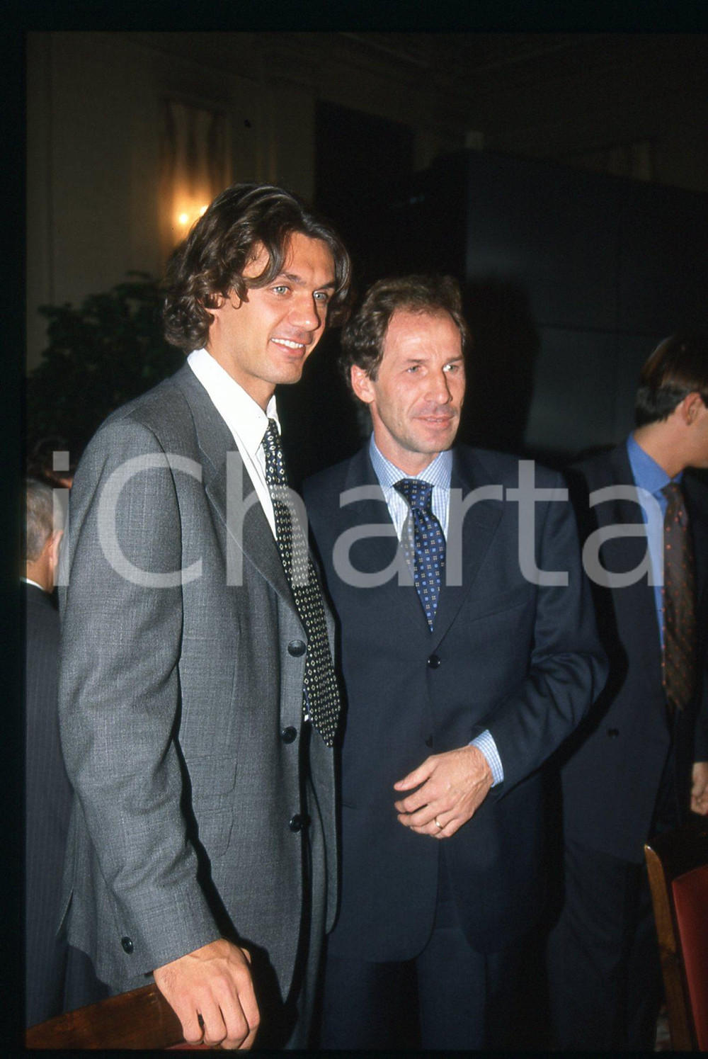 1990 MILANO Franco BARESI e Paolo MALDINI A.C. MILAN *35mm VINTAGE SLIDE Diapositiva d'epoca originale.  E' SEVERAMENTE VIETATA LA RIPRODUZIONE.TUTTI I DIRITTI SONO RISERVATI.ICharta mette in vendita, sul negozio eBay e in esclusiva sul sito "icharta" il proprio archivio composto da numerose diapositive e negativi fotografici d'epoca, tutti originali e autentici.Si tratta di uno sguardo inedito sull'attualità, la politica, la vita quotidiana, il gossip e la cultura, che fotografa il cambiamento della nazione (e non solo) tra il 1890 ed il 1990 circa. Un'occasione unica per il mercato del collezionismo, che vede finalmente disponibile un archivio eccezionale per vastità, tematiche e condizioni, in un settore (il negativo fotografico e la diapositiva) di assoluta novità e dalle interessanti prospettive di investimento. CONDIZIONI:GOOD/buonoFORMATO: 35mm originale e autentica 1