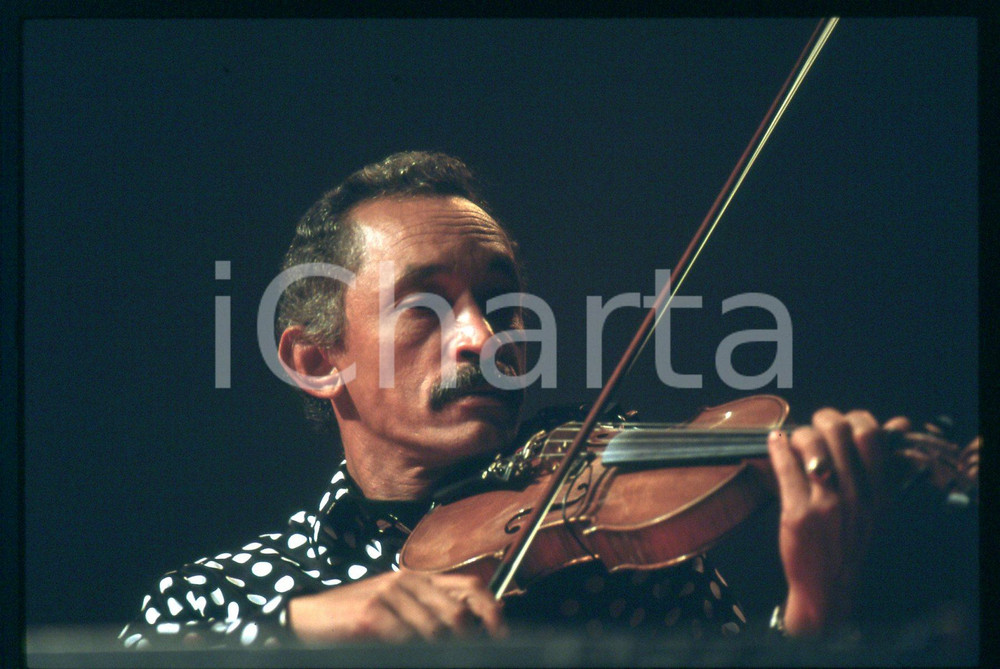 1990 ca MUSICA - LOS VAN VAN durante un concerto *35mm VINTAGE SLIDE 2 Diapositiva originale d'epoca  E' SEVERAMENTE VIETATA LA RIPRODUZIONE.TUTTI I DIRITTI SONO RISERVATI.ICharta mette in vendita, sul negozio eBay e in esclusiva sul sito "icharta" il proprio archivio composto da numerose diapositive e negativi fotografici d'epoca, tutti originali e autentici.Si tratta di uno sguardo inedito sull'attualità, la politica, la vita quotidiana, il gossip e la cultura, che fotografa il cambiamento della nazione (e non solo) tra il 1890 ed il 1990 circa. Un'occasione unica per il mercato del collezionismo, che vede finalmente disponibile un archivio eccezionale per vastità, tematiche e condizioni, in un settore (il negativo fotografico e la diapositiva) di assoluta novità e dalle interessanti prospettive di investimento. CONDIZIONI:GOOD/buonoFORMATO: 35mm originale e autentica 1