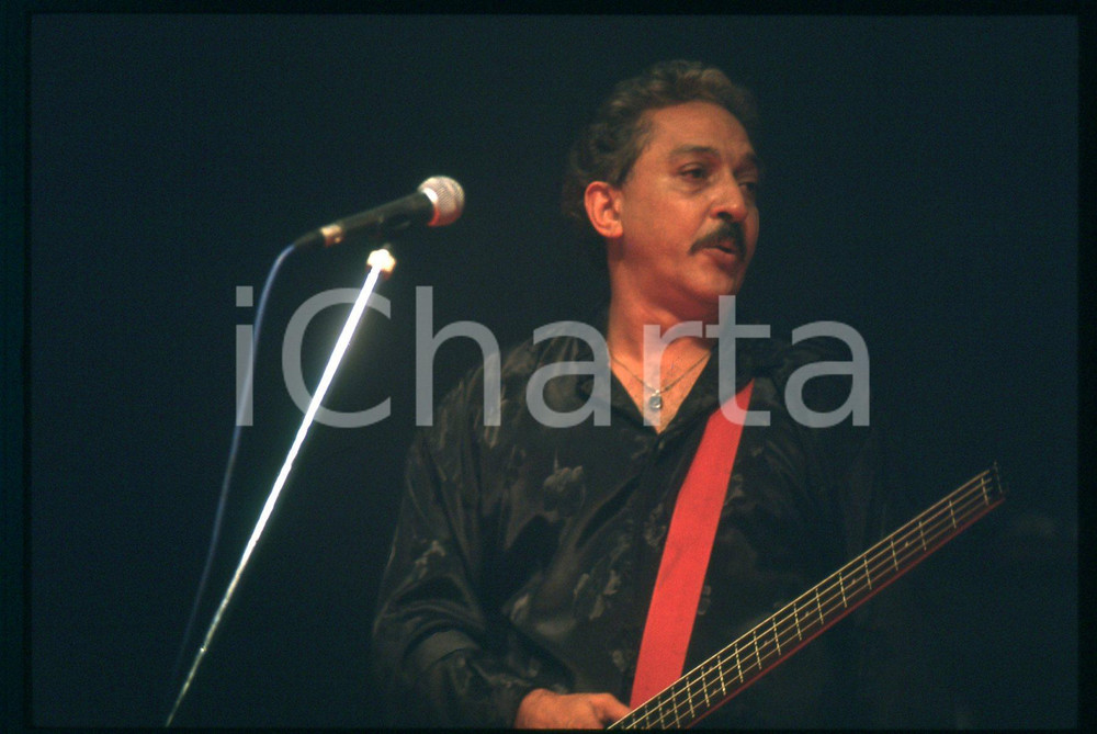 1990 ca MUSICA - LOS VAN VAN durante un concerto *35mm VINTAGE SLIDE 3 Diapositiva originale d'epoca  E' SEVERAMENTE VIETATA LA RIPRODUZIONE.TUTTI I DIRITTI SONO RISERVATI.ICharta mette in vendita, sul negozio eBay e in esclusiva sul sito "icharta" il proprio archivio composto da numerose diapositive e negativi fotografici d'epoca, tutti originali e autentici.Si tratta di uno sguardo inedito sull'attualità, la politica, la vita quotidiana, il gossip e la cultura, che fotografa il cambiamento della nazione (e non solo) tra il 1890 ed il 1990 circa. Un'occasione unica per il mercato del collezionismo, che vede finalmente disponibile un archivio eccezionale per vastità, tematiche e condizioni, in un settore (il negativo fotografico e la diapositiva) di assoluta novità e dalle interessanti prospettive di investimento. CONDIZIONI:GOOD/buonoFORMATO: 35mm originale e autentica 1