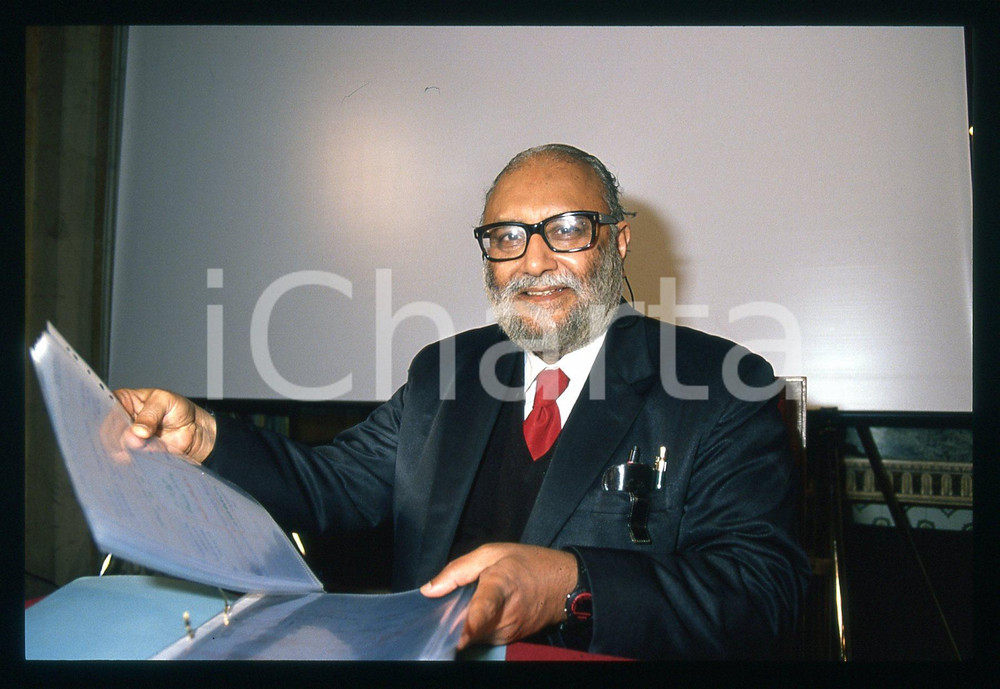 1992 TRIESTE Abdus SALAM Ritratto del fisico premio NOBEL *35mm VINTAGE SLIDE ﻿Diapositiva originale d'epoca.  E' SEVERAMENTE VIETATA LA RIPRODUZIONE.TUTTI I DIRITTI SONO RISERVATI.ICharta mette in vendita, sul negozio eBay e in esclusiva sul sito "icharta" il proprio archivio composto da numerose diapositive e negativi fotografici d'epoca, tutti originali e autentici.Si tratta di uno sguardo inedito sull'attualità, la politica, la vita quotidiana, il gossip e la cultura, che fotografa il cambiamento della nazione (e non solo) tra il 1890 ed il 1990 circa. Un'occasione unica per il mercato del collezionismo, che vede finalmente disponibile un archivio eccezionale per vastità, tematiche e condizioni, in un settore (il negativo fotografico e la diapositiva) di assoluta novità e dalle interessanti prospettive di investimento. CONDIZIONI:GOOD/buonoFORMATO: 35mm originale e autentica 1