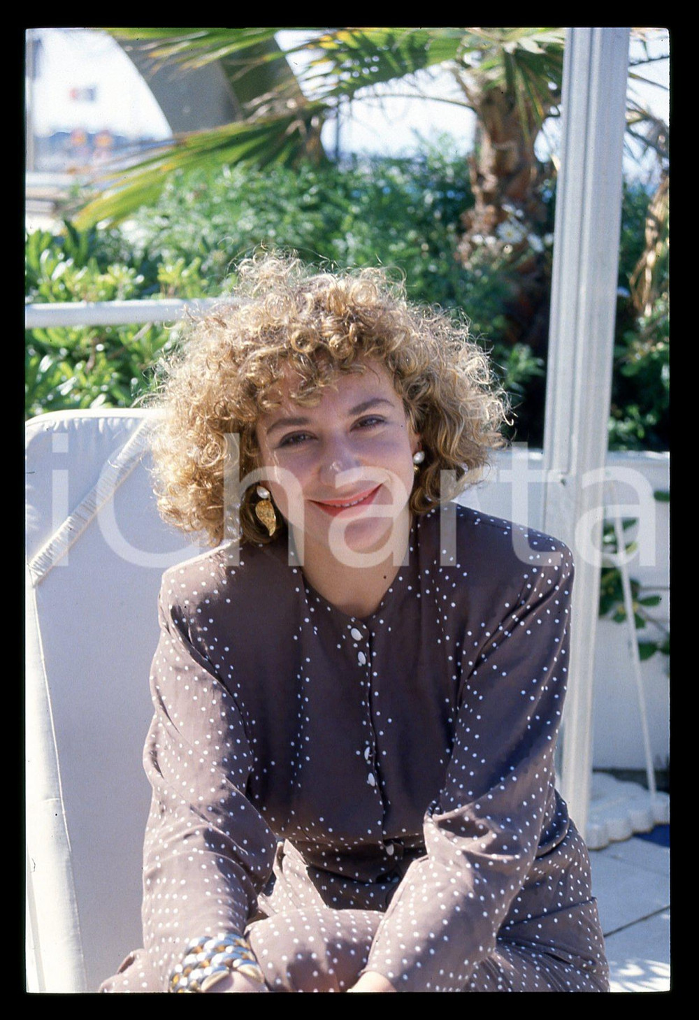 1983 Monica SCATTINI al Festival del cinema di VENEZIA *35mm VINTAGE SLIDE ﻿Diapositiva originale d'epoca  E' SEVERAMENTE VIETATA LA RIPRODUZIONE.TUTTI I DIRITTI SONO RISERVATI.ICharta mette in vendita, sul negozio eBay e in esclusiva sul sito "icharta" il proprio archivio composto da numerose diapositive e negativi fotografici d'epoca, tutti originali e autentici.Si tratta di uno sguardo inedito sull'attualità, la politica, la vita quotidiana, il gossip e la cultura, che fotografa il cambiamento della nazione (e non solo) tra il 1890 ed il 1990 circa. Un'occasione unica per il mercato del collezionismo, che vede finalmente disponibile un archivio eccezionale per vastità, tematiche e condizioni, in un settore (il negativo fotografico e la diapositiva) di assoluta novità e dalle interessanti prospettive di investimento. CONDIZIONI:GOOD/buonoFORMATO: 35mm originale e autentica 1