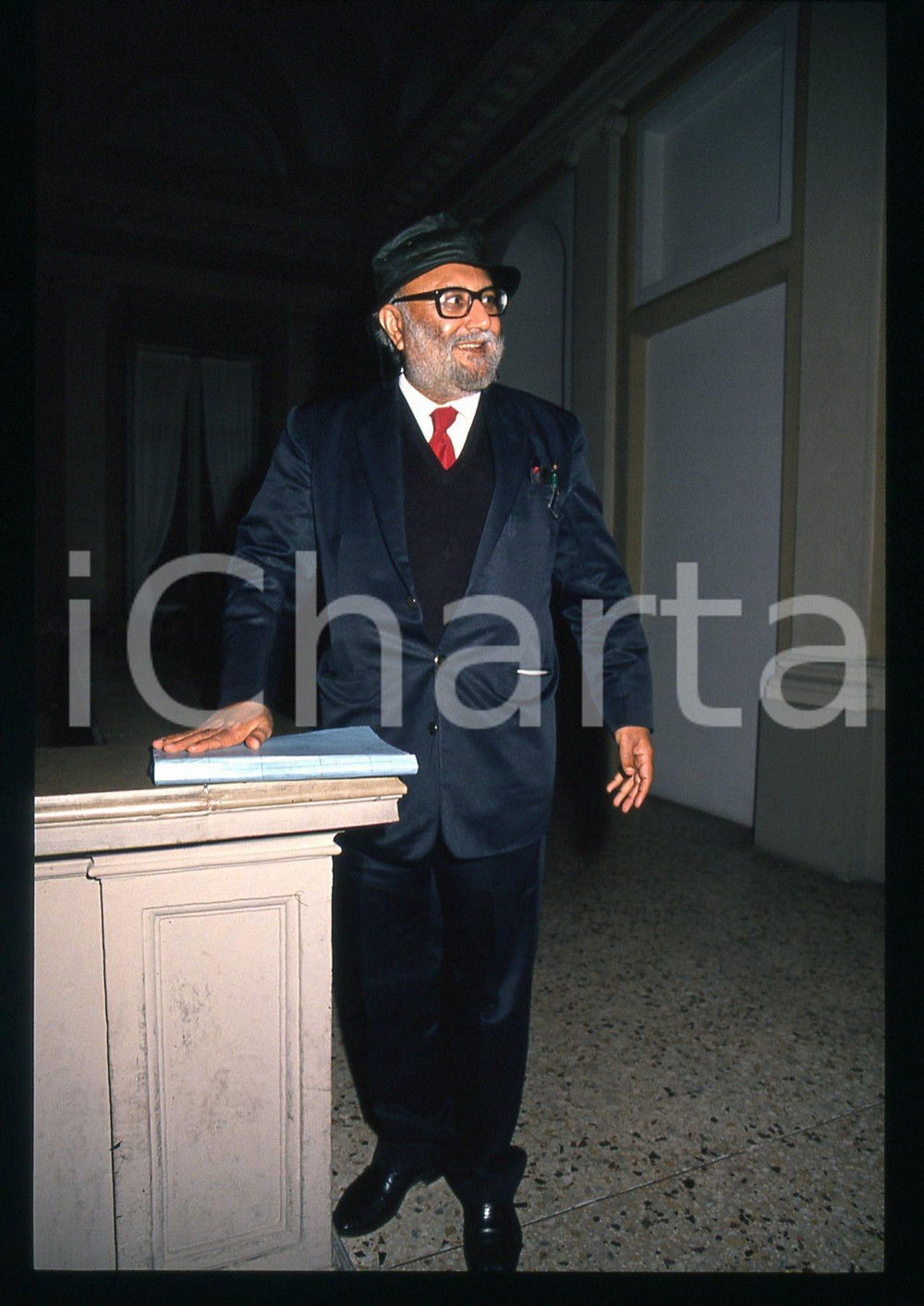 1992 TRIESTE Abdus SALAM Ritratto del fisico premio NOBEL *35mm VINTAGE SLIDE 8 ﻿Diapositiva originale d'epoca.  E' SEVERAMENTE VIETATA LA RIPRODUZIONE.TUTTI I DIRITTI SONO RISERVATI.ICharta mette in vendita, sul negozio eBay e in esclusiva sul sito "icharta" il proprio archivio composto da numerose diapositive e negativi fotografici d'epoca, tutti originali e autentici.Si tratta di uno sguardo inedito sull'attualità, la politica, la vita quotidiana, il gossip e la cultura, che fotografa il cambiamento della nazione (e non solo) tra il 1890 ed il 1990 circa. Un'occasione unica per il mercato del collezionismo, che vede finalmente disponibile un archivio eccezionale per vastità, tematiche e condizioni, in un settore (il negativo fotografico e la diapositiva) di assoluta novità e dalle interessanti prospettive di investimento. CONDIZIONI:GOOD/buonoFORMATO: 35mm originale e autentica 1