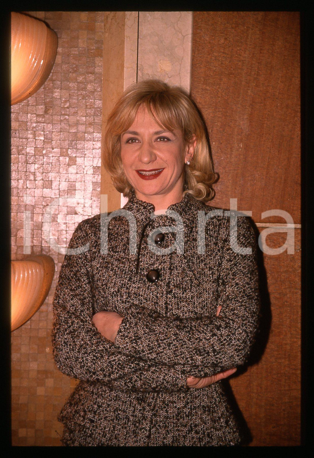 1995 ca Monica SCATTINI Ritratto dell'attrice *35mm VINTAGE SLIDE 3 Diapositiva originale d'epoca  E' SEVERAMENTE VIETATA LA RIPRODUZIONE.TUTTI I DIRITTI SONO RISERVATI.ICharta mette in vendita, sul negozio eBay e in esclusiva sul sito "icharta" il proprio archivio composto da numerose diapositive e negativi fotografici d'epoca, tutti originali e autentici.Si tratta di uno sguardo inedito sull'attualità, la politica, la vita quotidiana, il gossip e la cultura, che fotografa il cambiamento della nazione (e non solo) tra il 1890 ed il 1990 circa. Un'occasione unica per il mercato del collezionismo, che vede finalmente disponibile un archivio eccezionale per vastità, tematiche e condizioni, in un settore (il negativo fotografico e la diapositiva) di assoluta novità e dalle interessanti prospettive di investimento. CONDIZIONI:GOOD/buonoFORMATO: 35mm originale e autentica 1