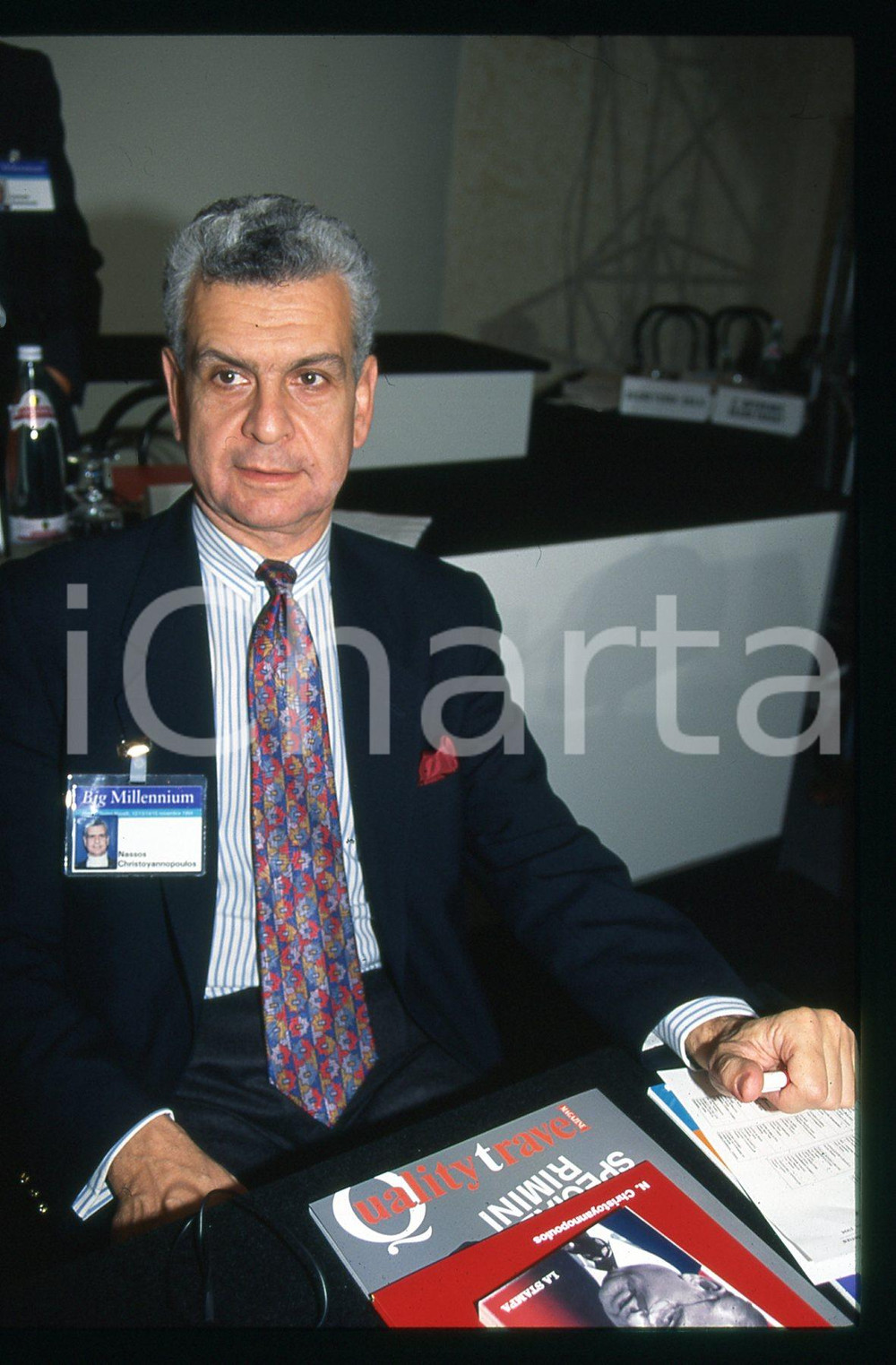 1995 ca MEETING RIMINI Nassos CHRISTOYANNOPOULOS Ritratto *35mm VINTAGE SLIDE Diapositiva originale d'epoca  E' SEVERAMENTE VIETATA LA RIPRODUZIONE.TUTTI I DIRITTI SONO RISERVATI.ICharta mette in vendita, sul negozio eBay e in esclusiva sul sito "icharta" il proprio archivio composto da numerose diapositive e negativi fotografici d'epoca, tutti originali e autentici.Si tratta di uno sguardo inedito sull'attualità, la politica, la vita quotidiana, il gossip e la cultura, che fotografa il cambiamento della nazione (e non solo) tra il 1890 ed il 1990 circa. Un'occasione unica per il mercato del collezionismo, che vede finalmente disponibile un archivio eccezionale per vastità, tematiche e condizioni, in un settore (il negativo fotografico e la diapositiva) di assoluta novità e dalle interessanti prospettive di investimento. CONDIZIONI:GOOD/buonoFORMATO: 35mm originale e autentica 1