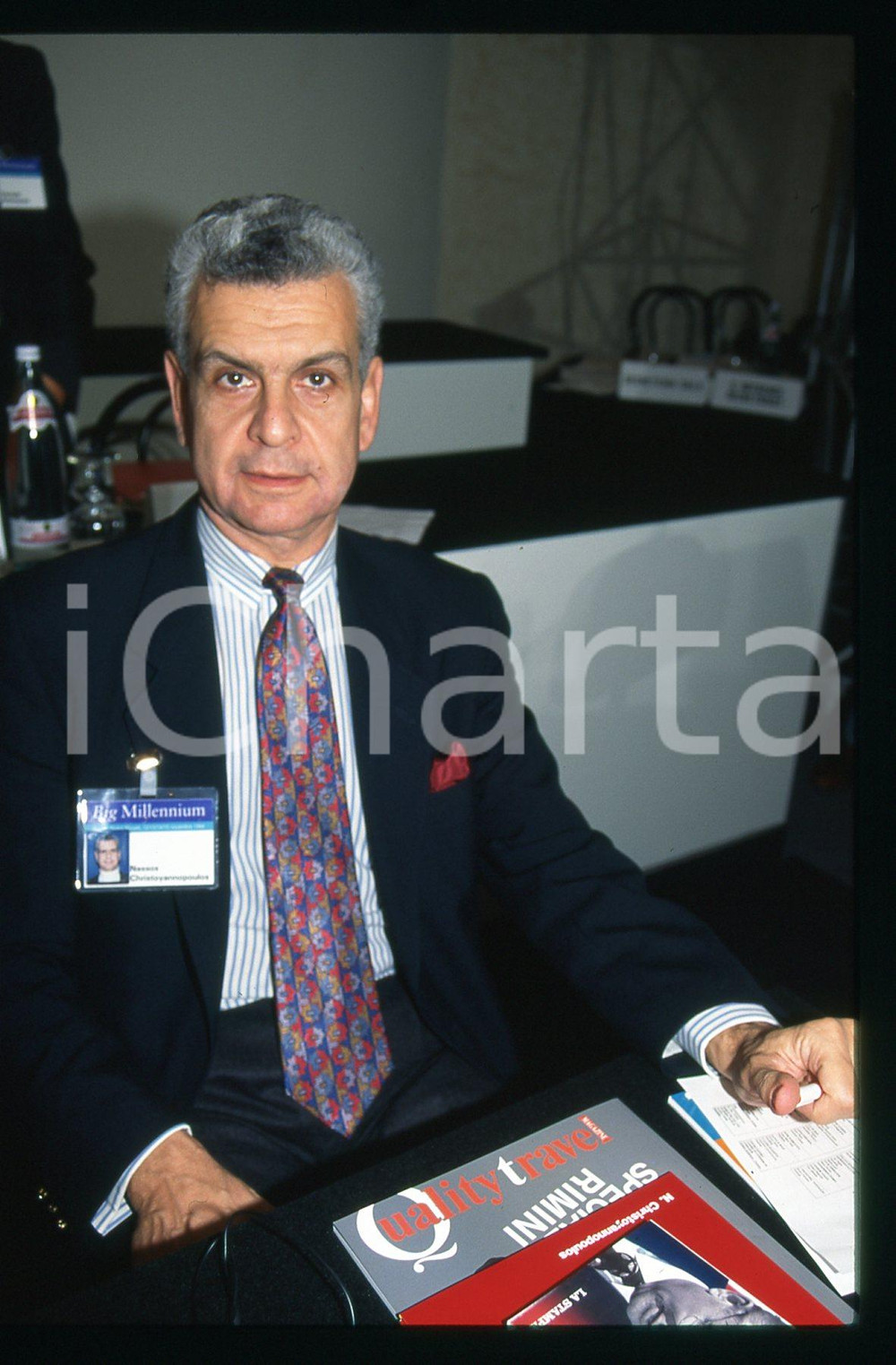 1995 ca FINANZA Nassos CHRISTOYANNOPOULOS Ritratto *35mm VINTAGE SLIDE 2 Diapositiva originale.  E' SEVERAMENTE VIETATA LA RIPRODUZIONE.TUTTI I DIRITTI SONO RISERVATI.ICharta mette in vendita, sul negozio eBay e in esclusiva sul sito "icharta" il proprio archivio composto da numerose diapositive e negativi fotografici d'epoca, tutti originali e autentici.Si tratta di uno sguardo inedito sull'attualità, la politica, la vita quotidiana, il gossip e la cultura, che fotografa il cambiamento della nazione (e non solo) tra il 1890 ed il 1990 circa. Un'occasione unica per il mercato del collezionismo, che vede finalmente disponibile un archivio eccezionale per vastità, tematiche e condizioni, in un settore (il negativo fotografico e la diapositiva) di assoluta novità e dalle interessanti prospettive di investimento. CONDIZIONI:GOOD/buonoFORMATO: 5x5 cm originale e autentica 1