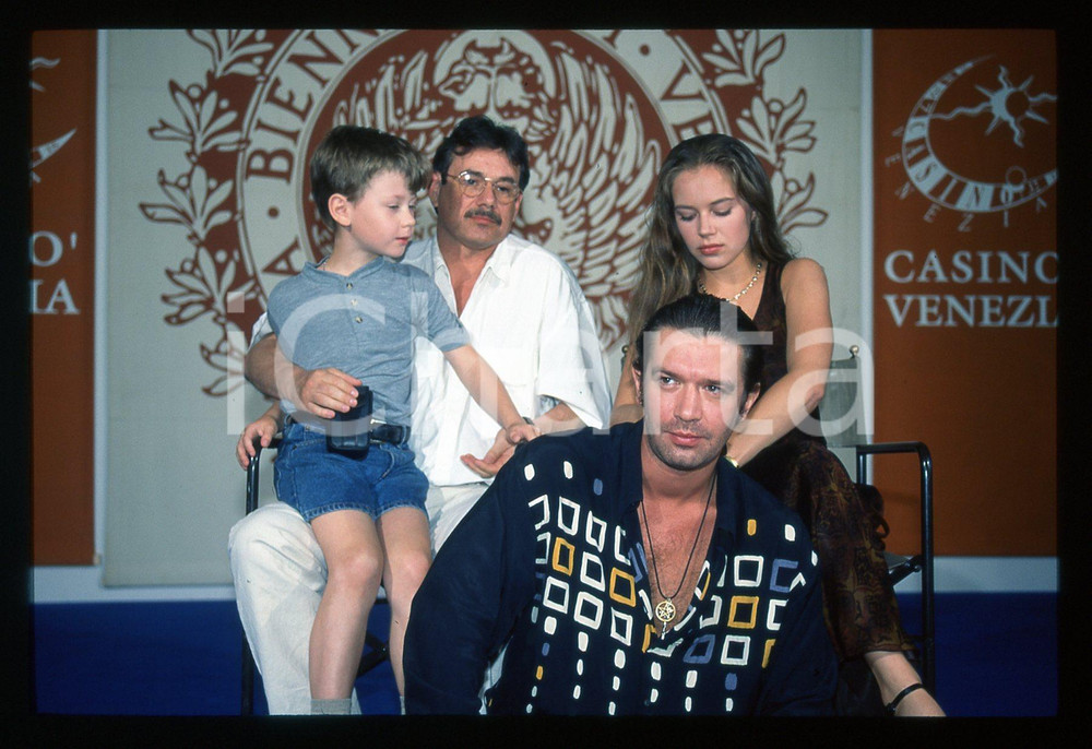 1997 Pavel CUCHRAJ e Vladimir MASKOV al Festival VENEZIA *35mm VINTAGE SLIDE 3 Nella diapositiva sono inoltre presenti Ekaterina Rednikova e Micha Philipchuk.Diapositiva originale d'epoca  E' SEVERAMENTE VIETATA LA RIPRODUZIONE.TUTTI I DIRITTI SONO RISERVATI.ICharta mette in vendita, sul negozio eBay e in esclusiva sul sito "icharta" il proprio archivio composto da numerose diapositive e negativi fotografici d'epoca, tutti originali e autentici.Si tratta di uno sguardo inedito sull'attualità, la politica, la vita quotidiana, il gossip e la cultura, che fotografa il cambiamento della nazione (e non solo) tra il 1890 ed il 1990 circa. Un'occasione unica per il mercato del collezionismo, che vede finalmente disponibile un archivio eccezionale per vastità, tematiche e condizioni, in un settore (il negativo fotografico e la diapositiva) di assoluta novità e dalle interessanti prospettive di investimento. CONDIZIONI:GOOD/buonoFORMATO: 35mm originale e autentica 1