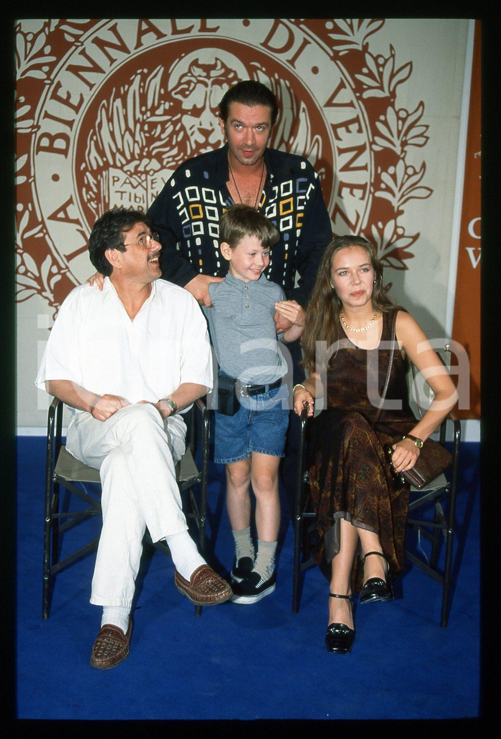 1997 Pavel CUCHRAJ e Vladimir MASKOV al Festival VENEZIA *35mm VINTAGE SLIDE Nella diapositiva sono inoltre presenti Ekaterina Rednikova e Micha Philipchuk.Diapositiva originale d'epoca  E' SEVERAMENTE VIETATA LA RIPRODUZIONE.TUTTI I DIRITTI SONO RISERVATI.ICharta mette in vendita, sul negozio eBay e in esclusiva sul sito "icharta" il proprio archivio composto da numerose diapositive e negativi fotografici d'epoca, tutti originali e autentici.Si tratta di uno sguardo inedito sull'attualità, la politica, la vita quotidiana, il gossip e la cultura, che fotografa il cambiamento della nazione (e non solo) tra il 1890 ed il 1990 circa. Un'occasione unica per il mercato del collezionismo, che vede finalmente disponibile un archivio eccezionale per vastità, tematiche e condizioni, in un settore (il negativo fotografico e la diapositiva) di assoluta novità e dalle interessanti prospettive di investimento. CONDIZIONI:GOOD/buonoFORMATO: 35mm originale e autentica 1